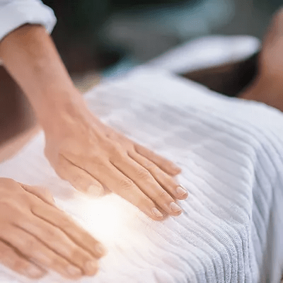 Image d'illustration, mains et dos